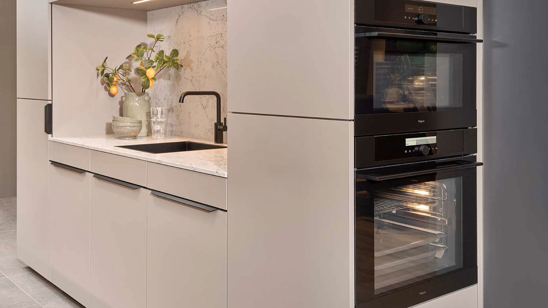 Moderne keuken met inbouwapparatuur