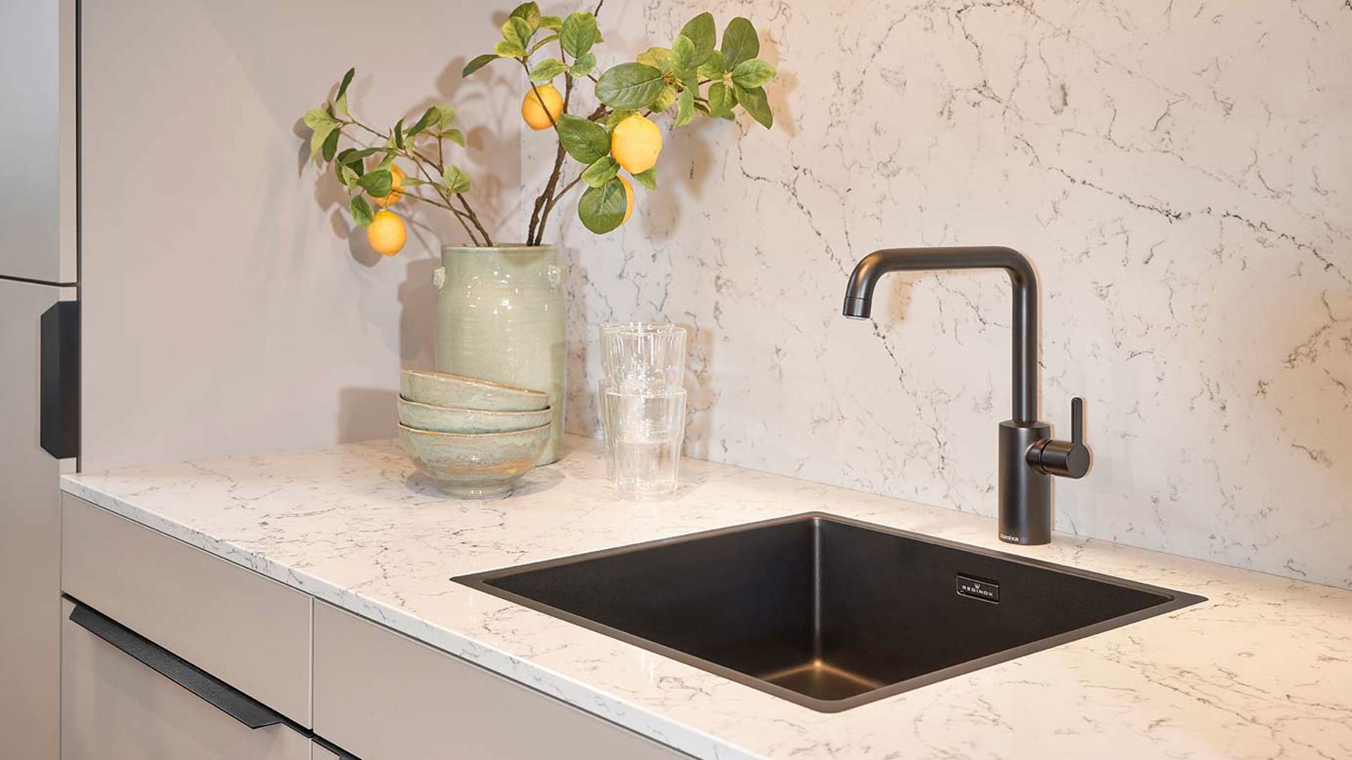Moderne keuken met composiet werkblad