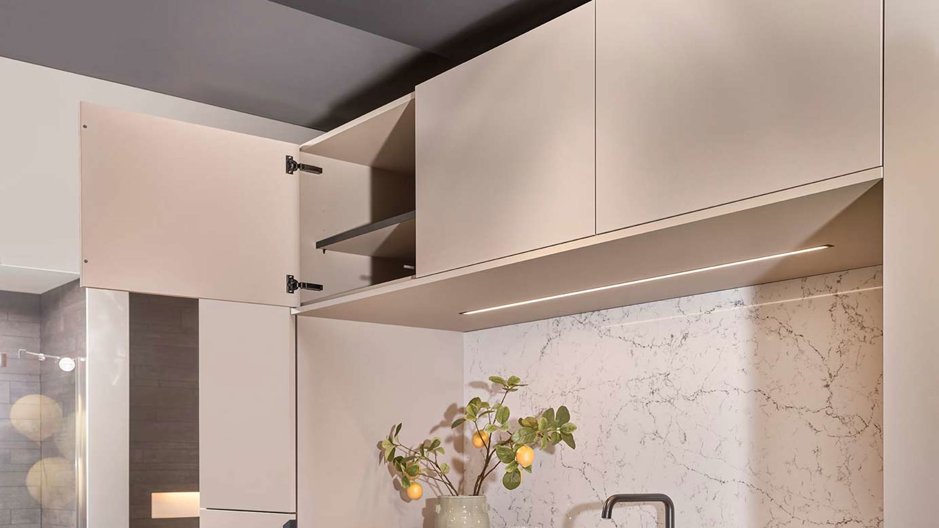 Moderne keuken met kastjes