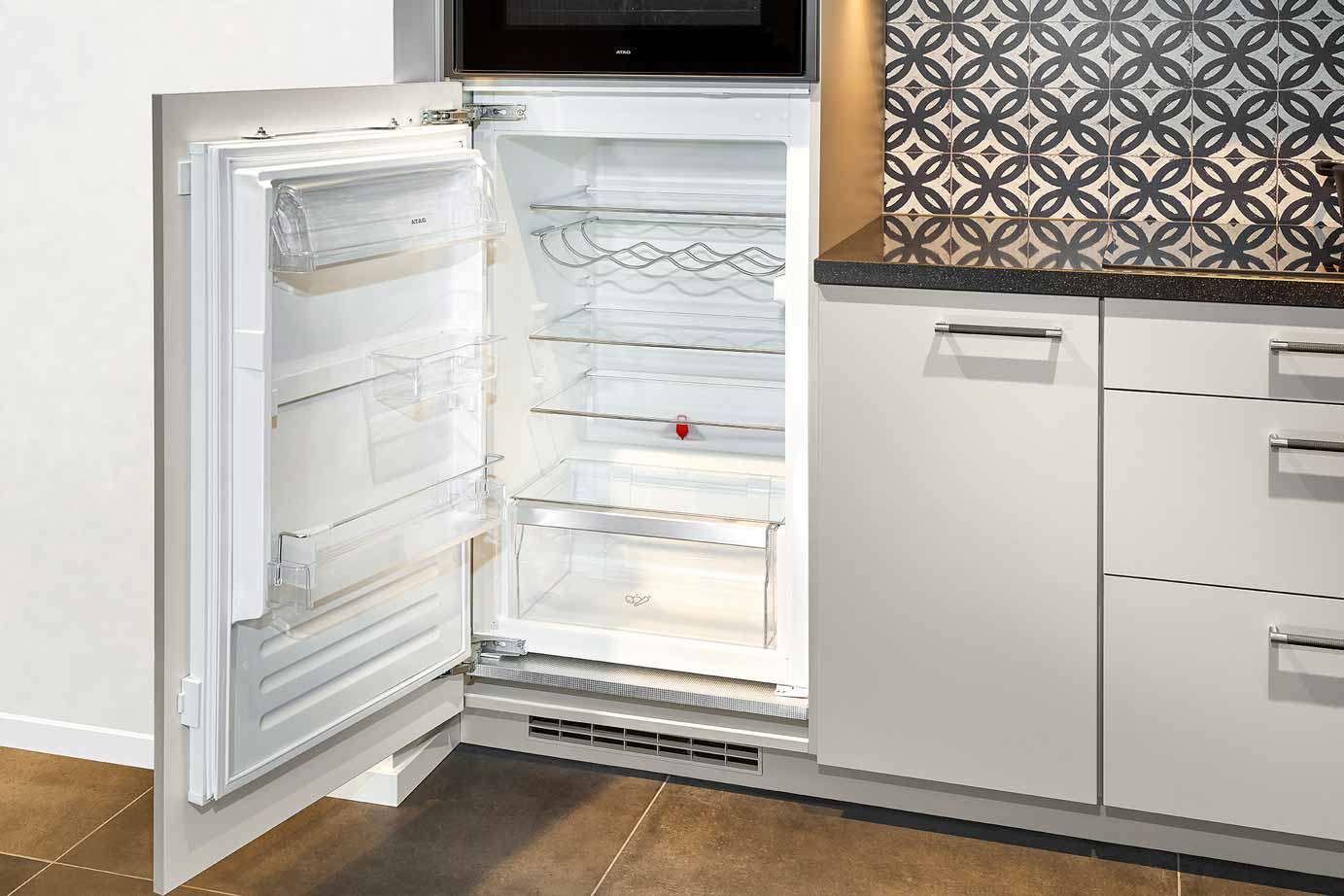 Grijze hoekkeuken met koelkast