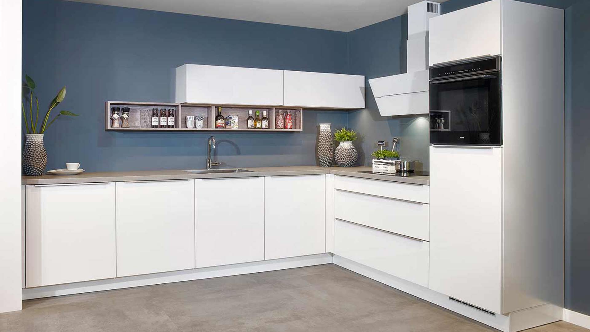 Moderne witte hoekkeuken