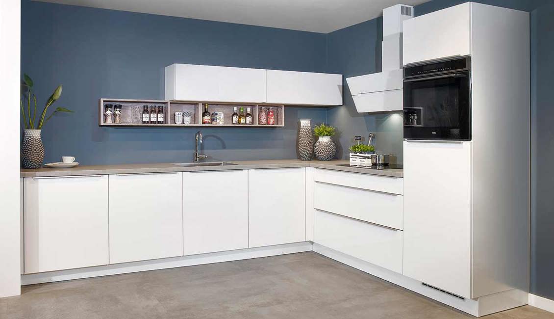 Moderne witte hoekkeuken
