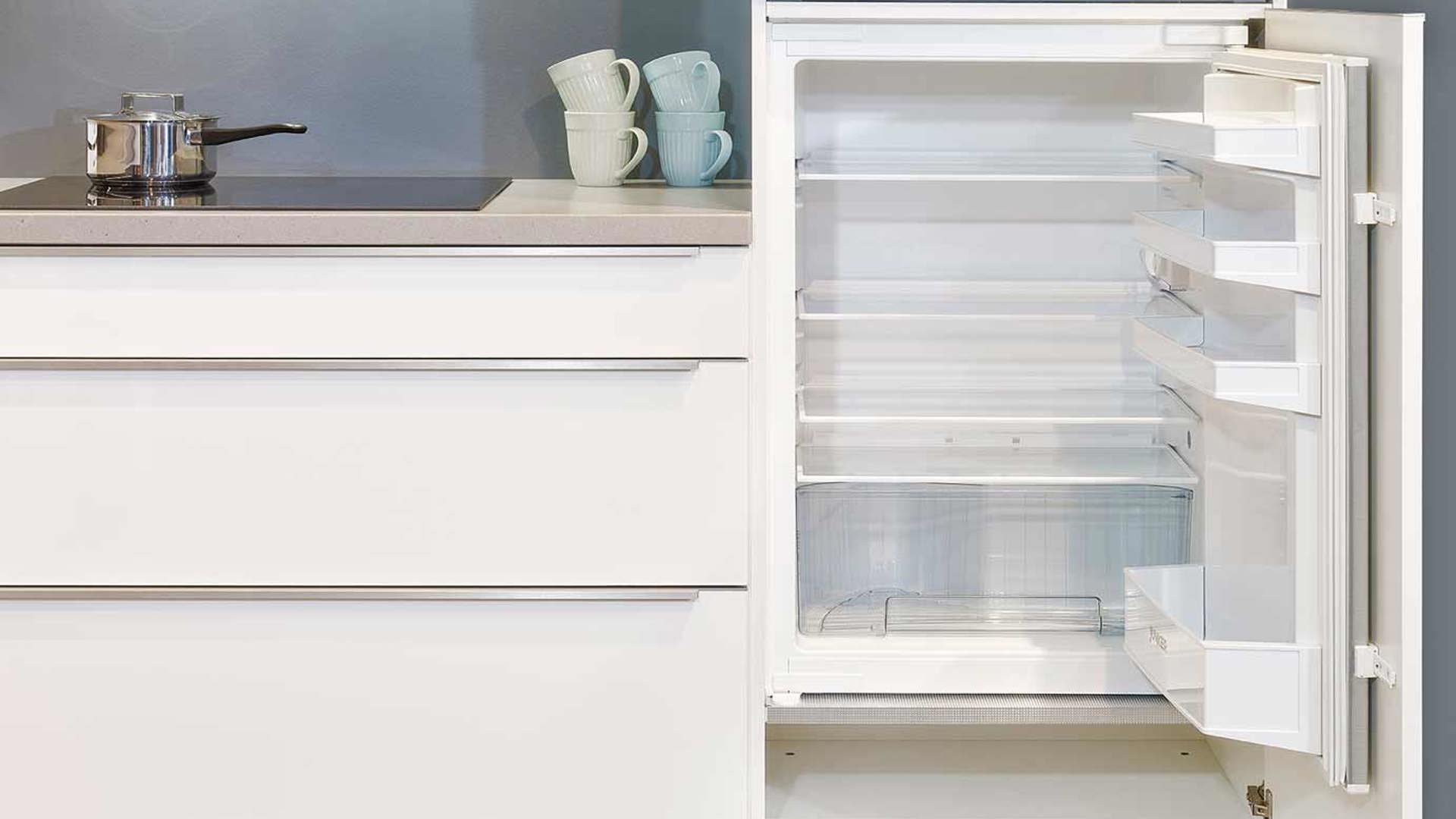 Moderne hoekkeuken met koelkast