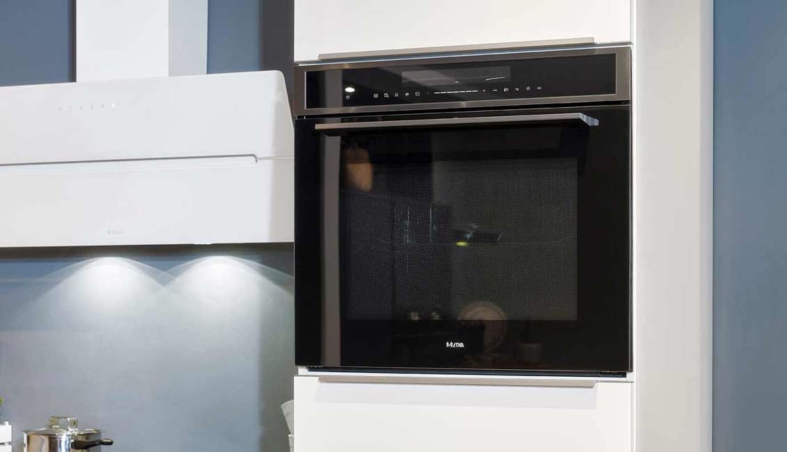 Moderne hoekkeuken met oven