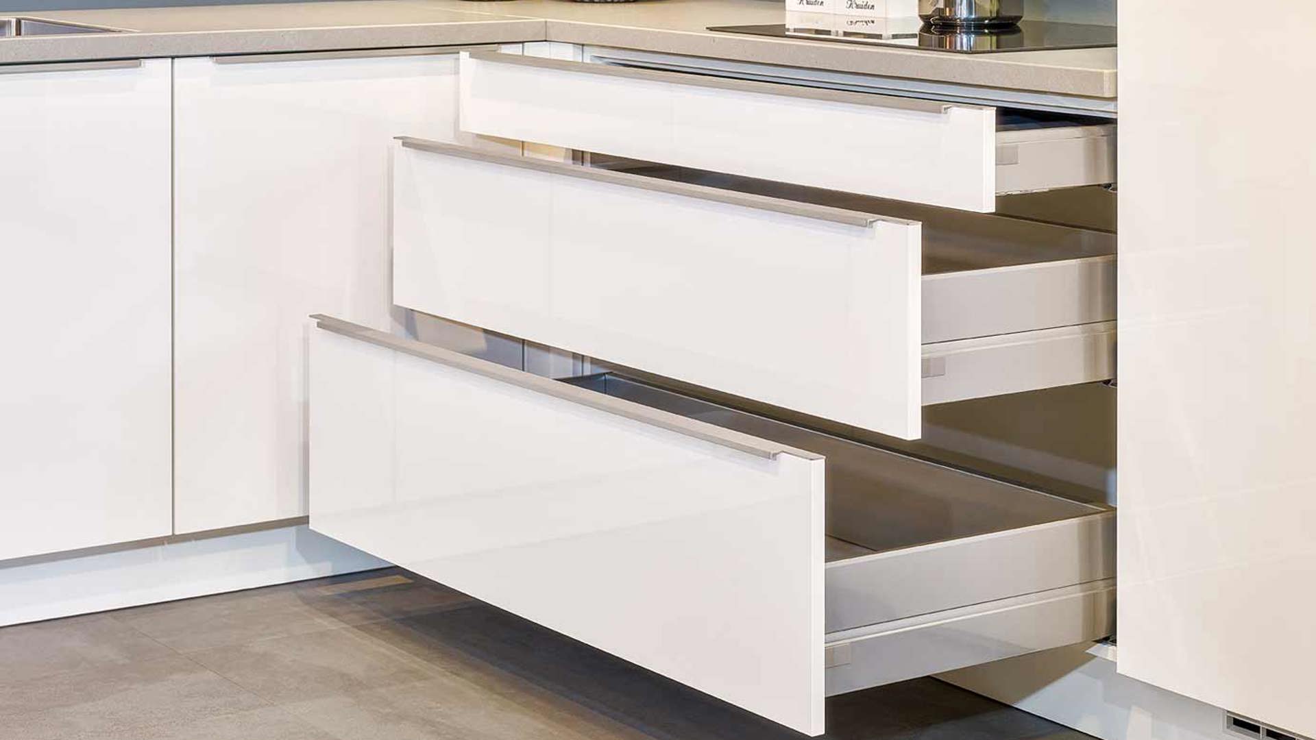 Moderne hoekkeuken met keukenlades
