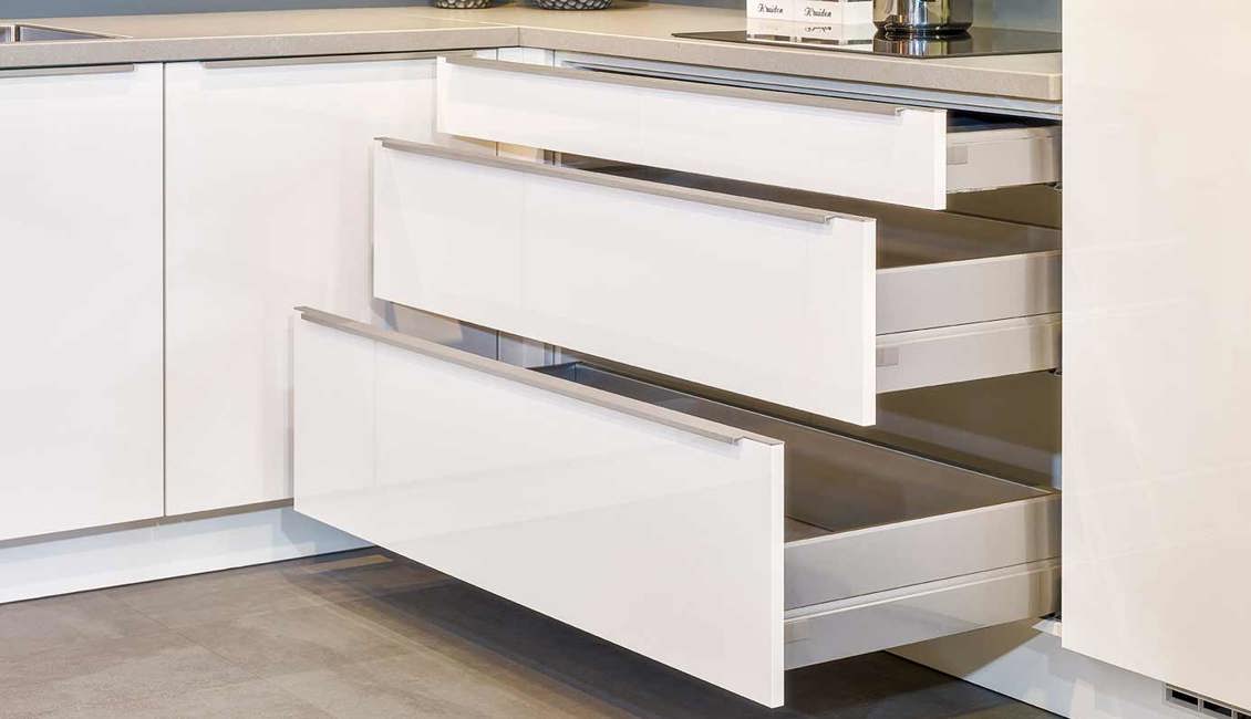 Moderne hoekkeuken met keukenlades