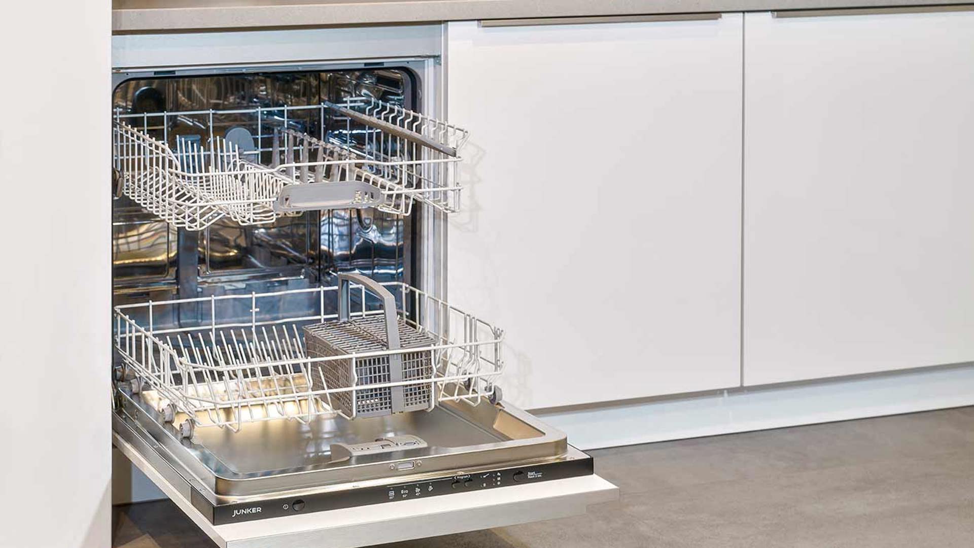 Moderne hoekkeuken met vaatwasmachine