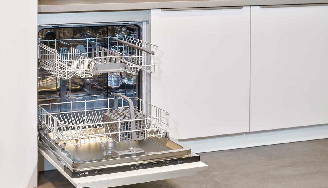 Moderne hoekkeuken met vaatwasmachine