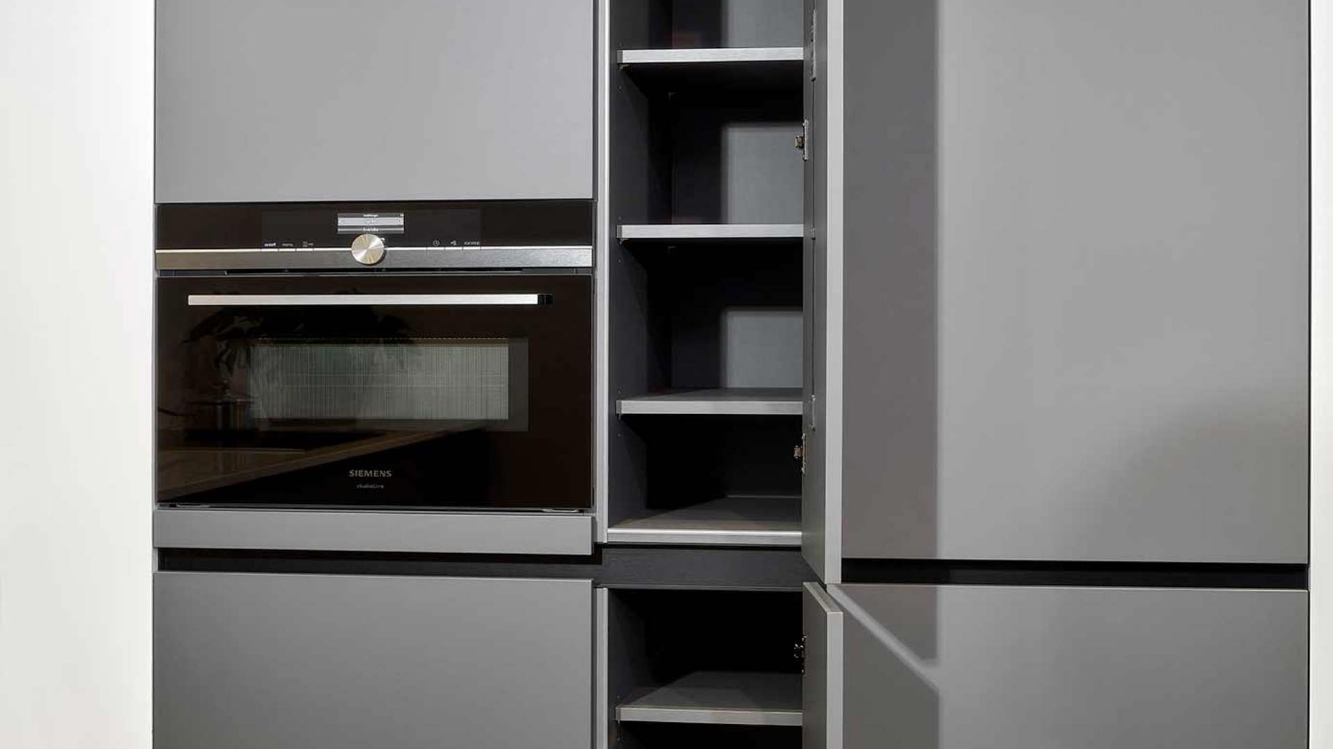 Grijze greeploze keuken met oven