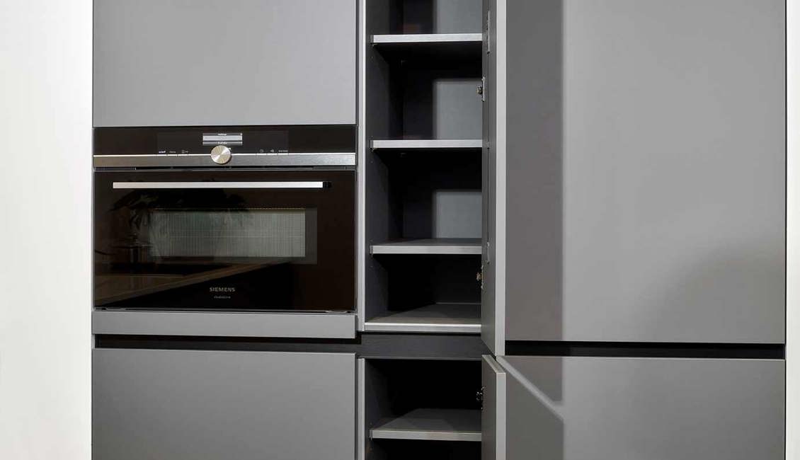 Grijze greeploze keuken met oven