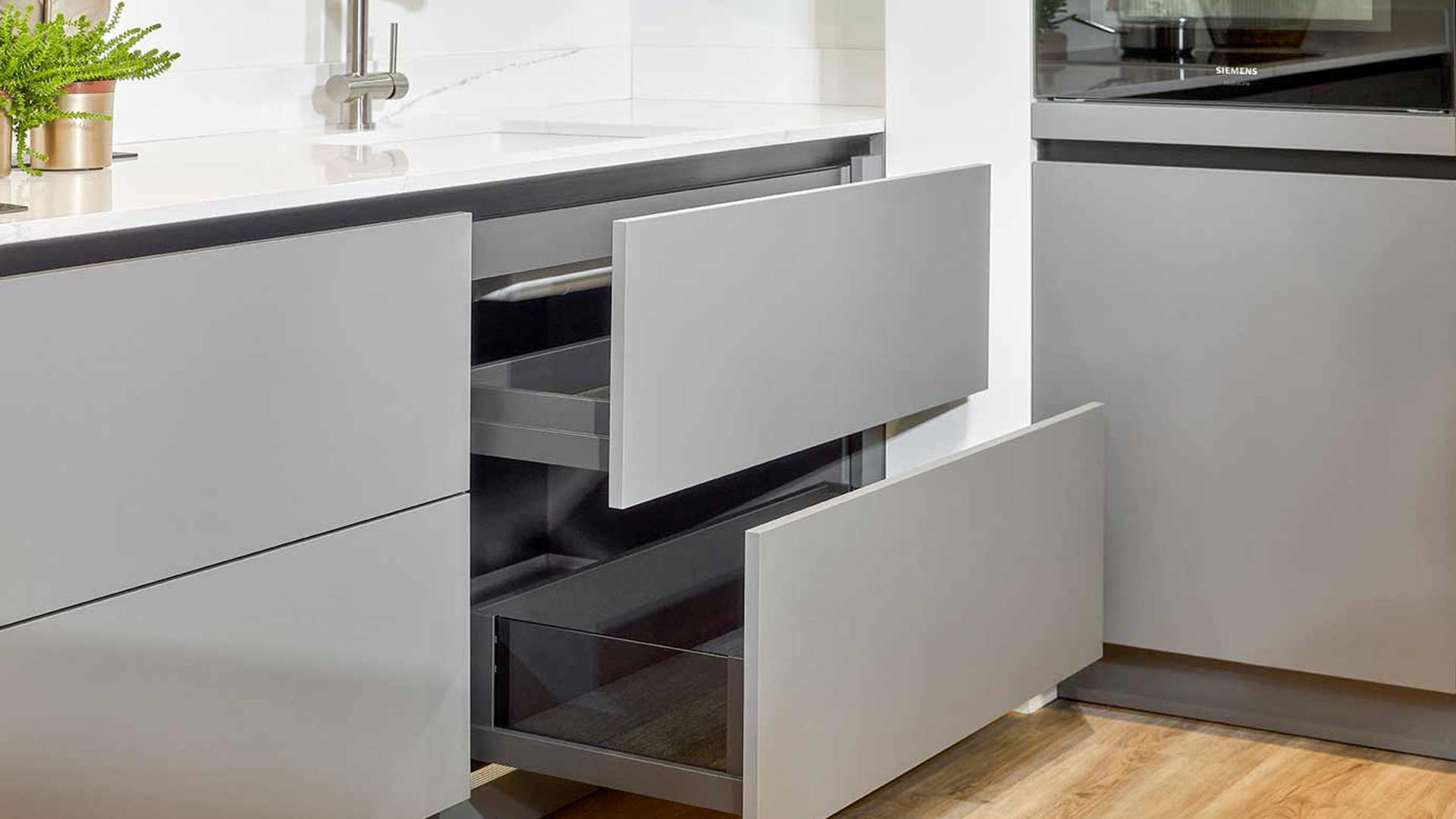 Greeploze keuken met grote keukenlades