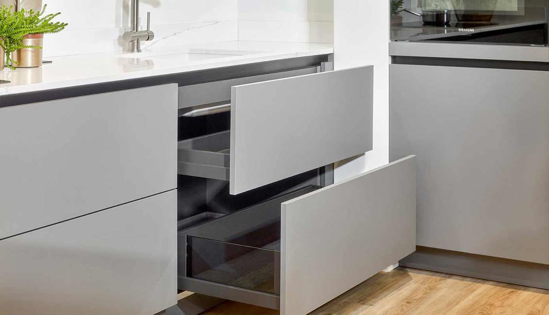 Greeploze keuken met grote keukenlades