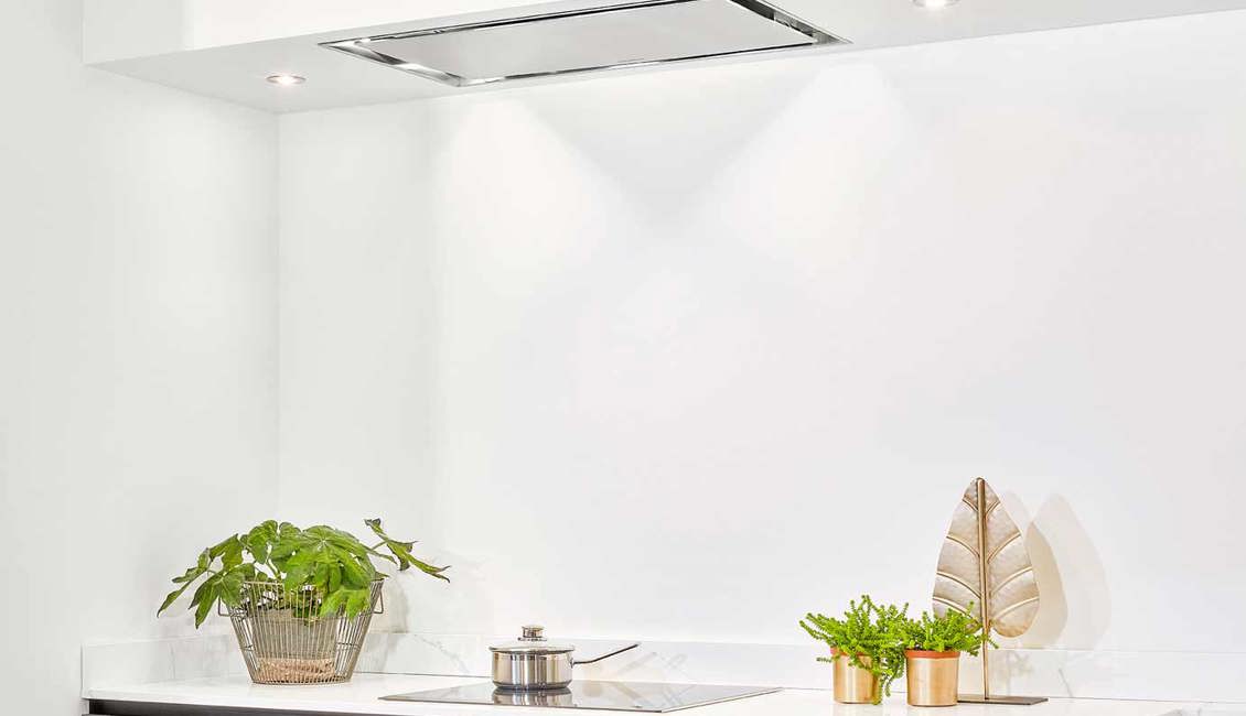 Greeploze keuken met plafondunit