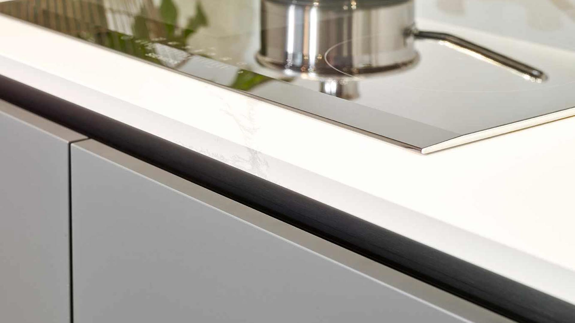 Greeploze keuken met inductiekookplaat van het merk Siemens