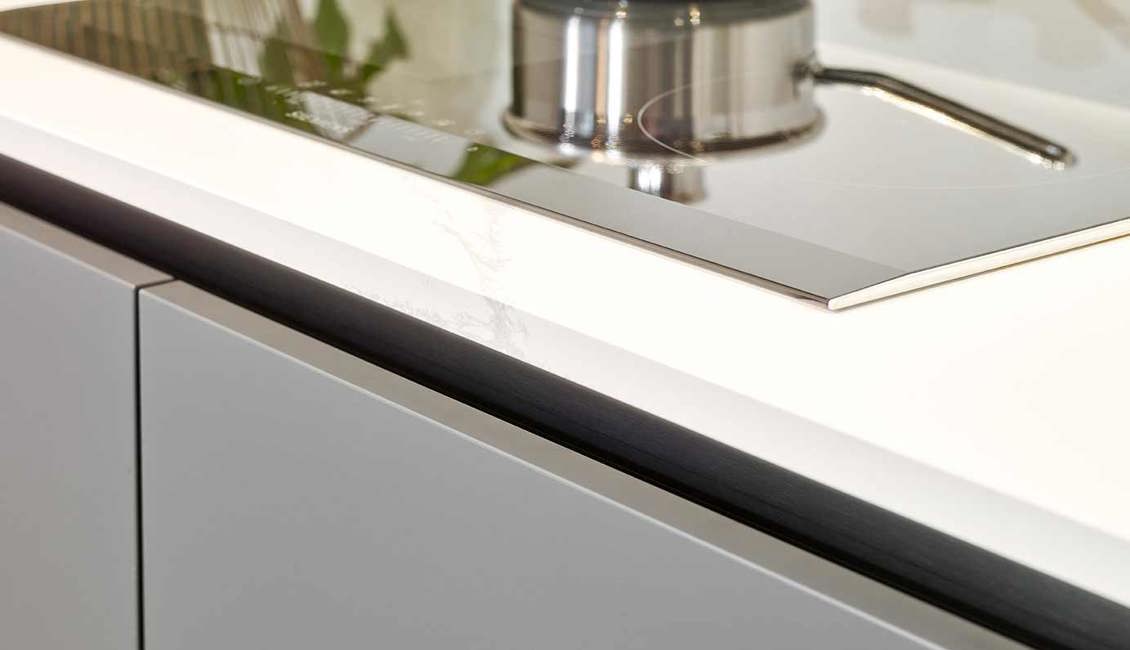 Greeploze keuken met inductiekookplaat van het merk Siemens