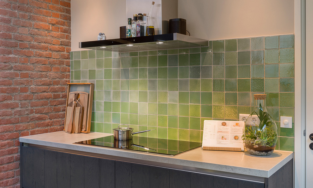 Zwarte keuken houtlook met groene tegels in Halsteren