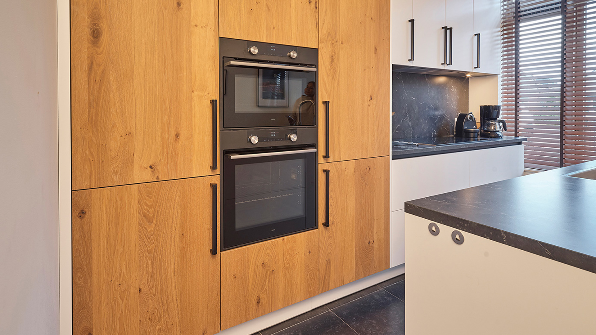 Keuken zwart wit met hout in Utrecht