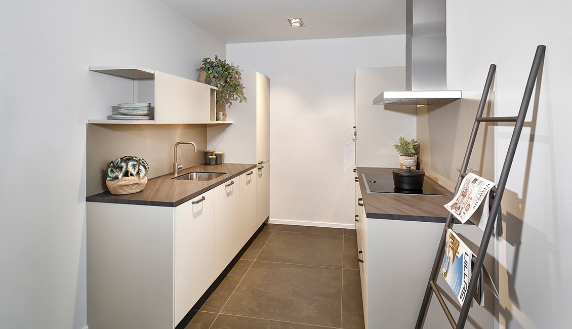 Parallel keuken met kunststof werkblad