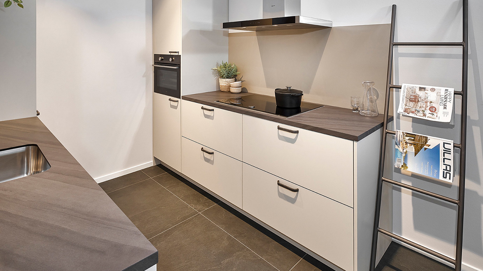 Lichte parallel keuken met donker werkblad