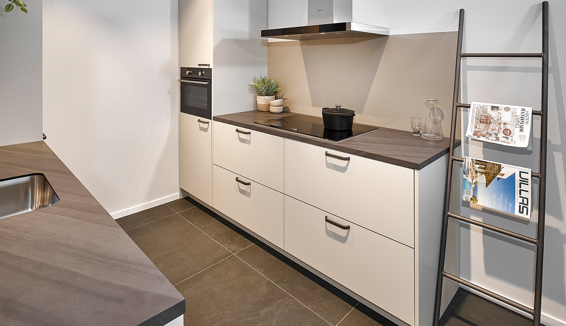 Lichte parallel keuken met donker werkblad