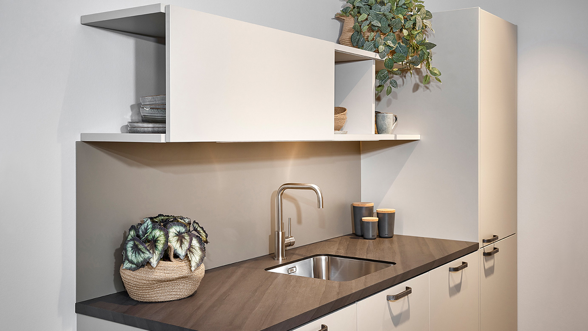 Lichte parallel keuken met RVS kraan