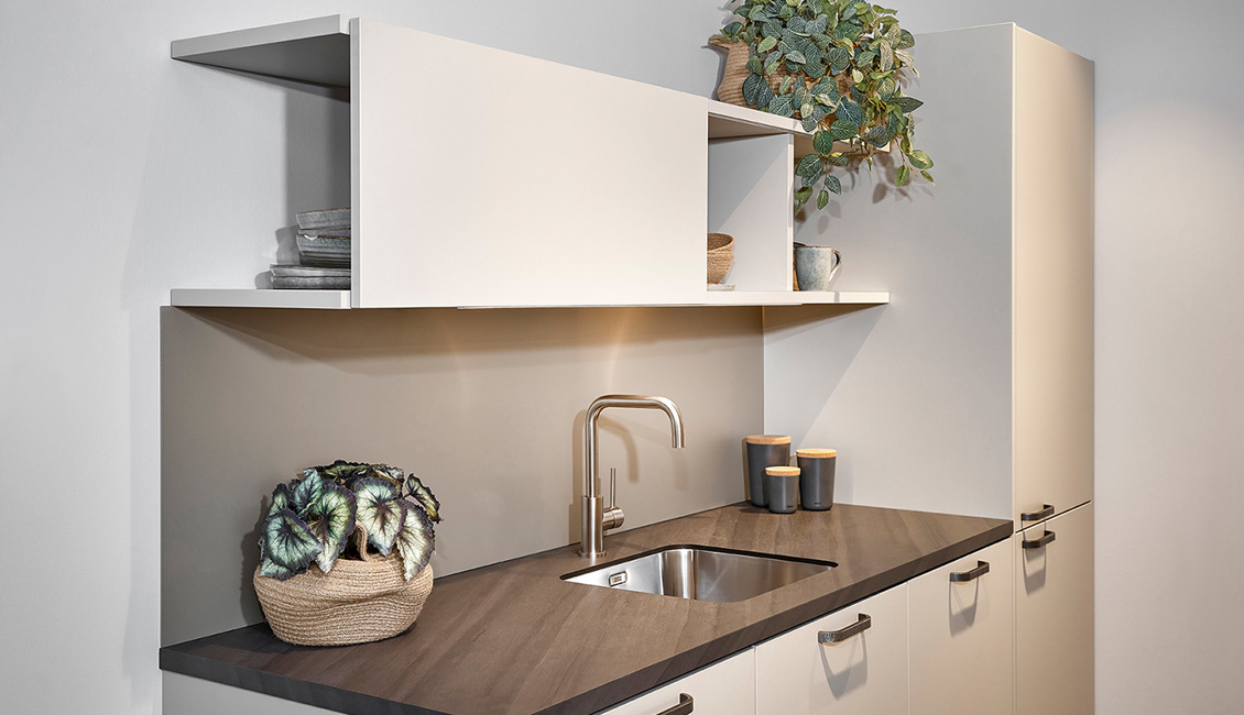 Lichte parallel keuken met RVS kraan