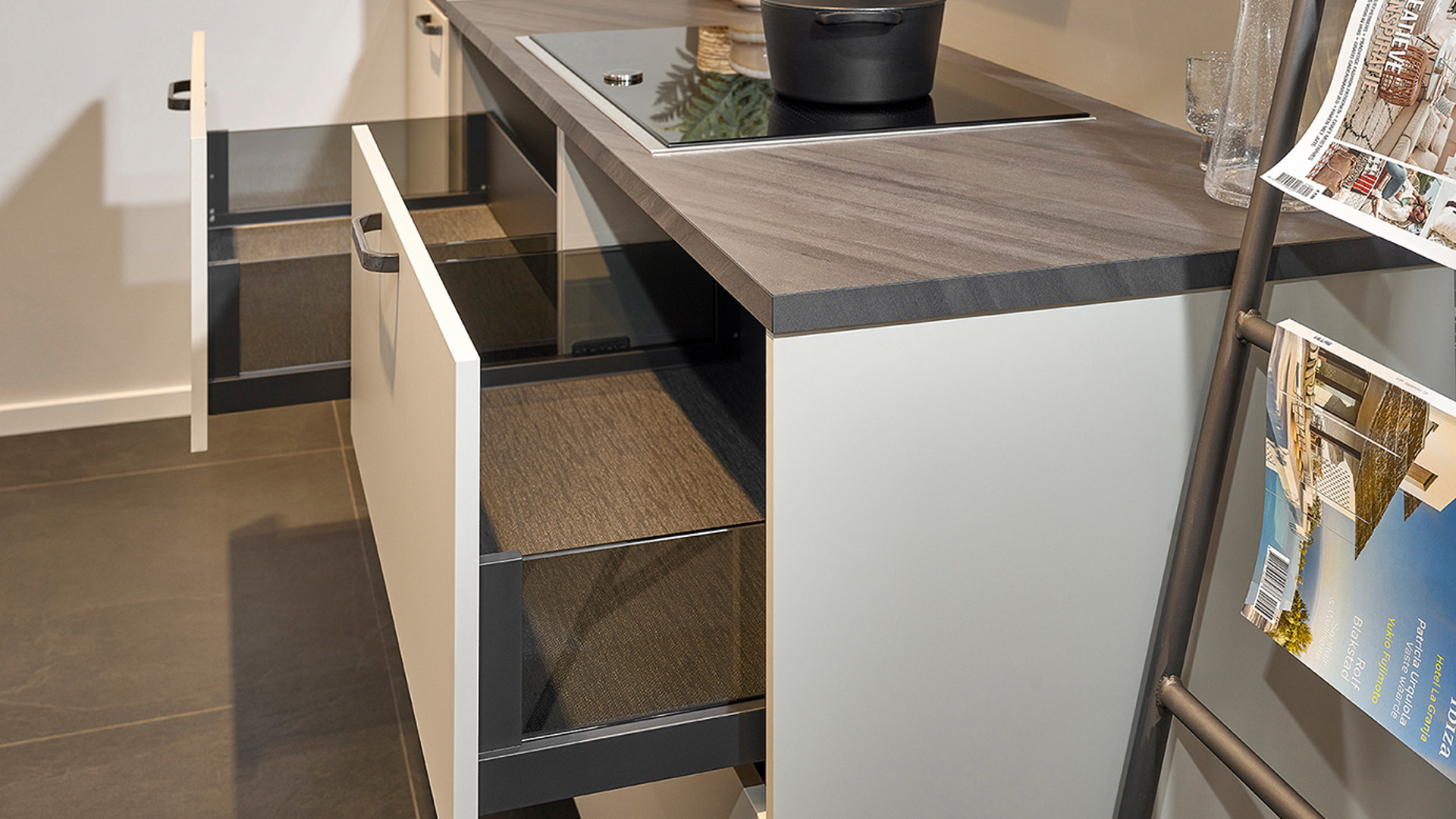Lichte parallel keuken met lades