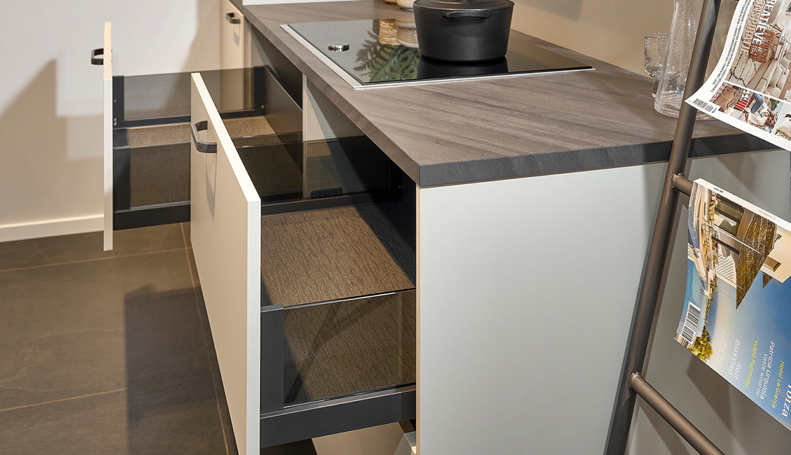 Lichte parallel keuken met lades