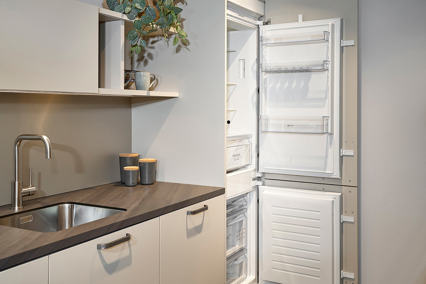 Lichte parallel keuken met koelkast