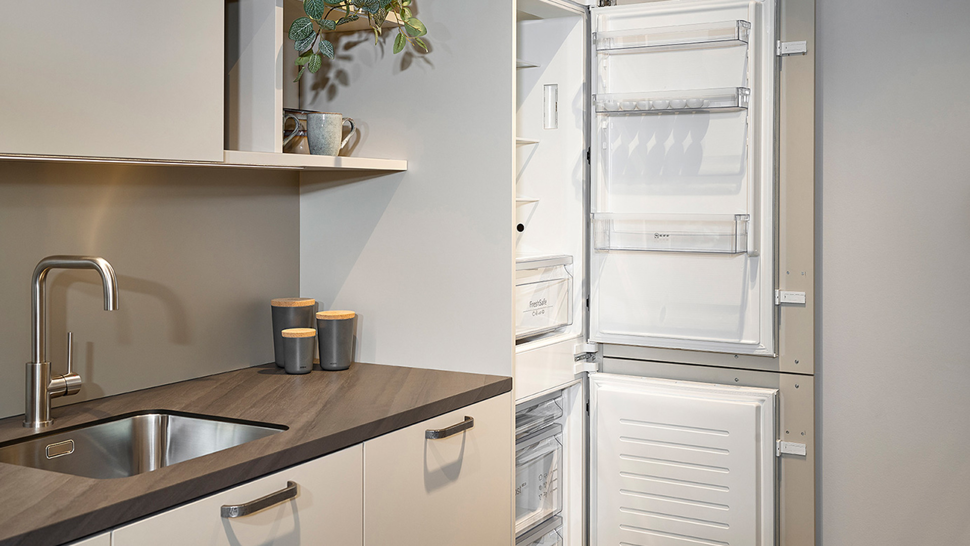 Lichte parallel keuken met koelkast