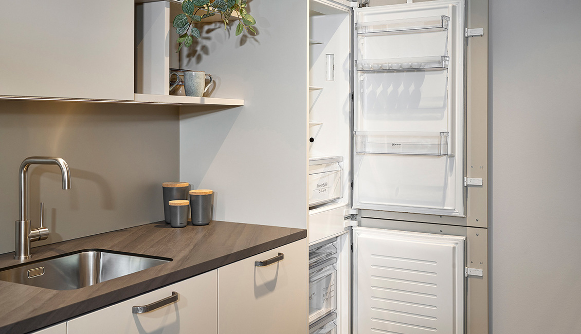 Lichte parallel keuken met koelkast