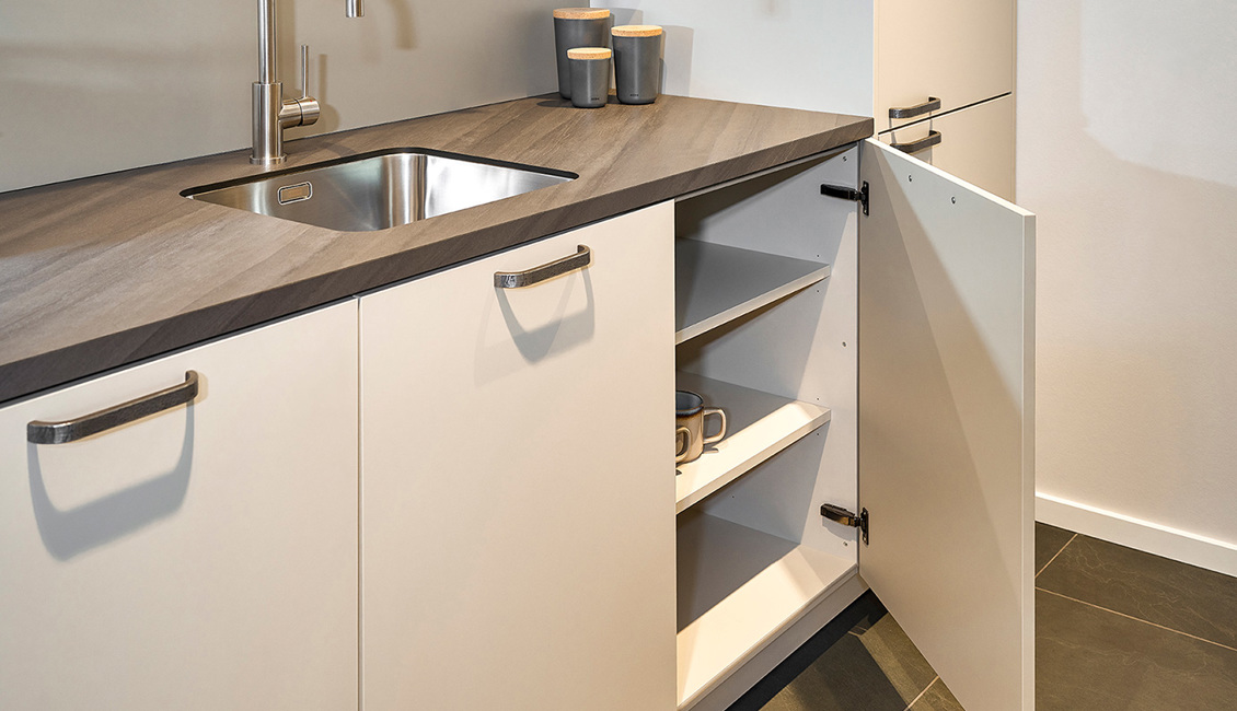 Lichte parallel keuken met keukenkastjes
