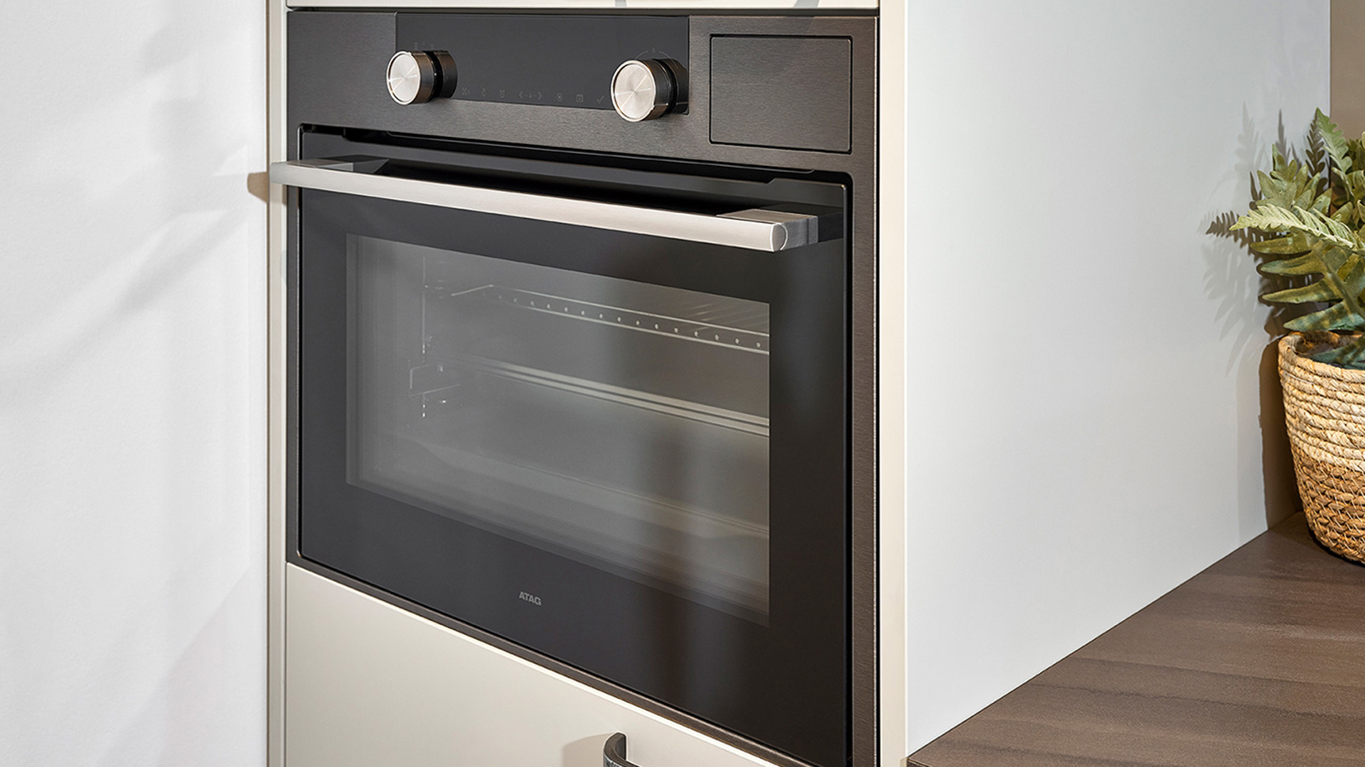 Lichte parallel keuken met inbouwapparatuur