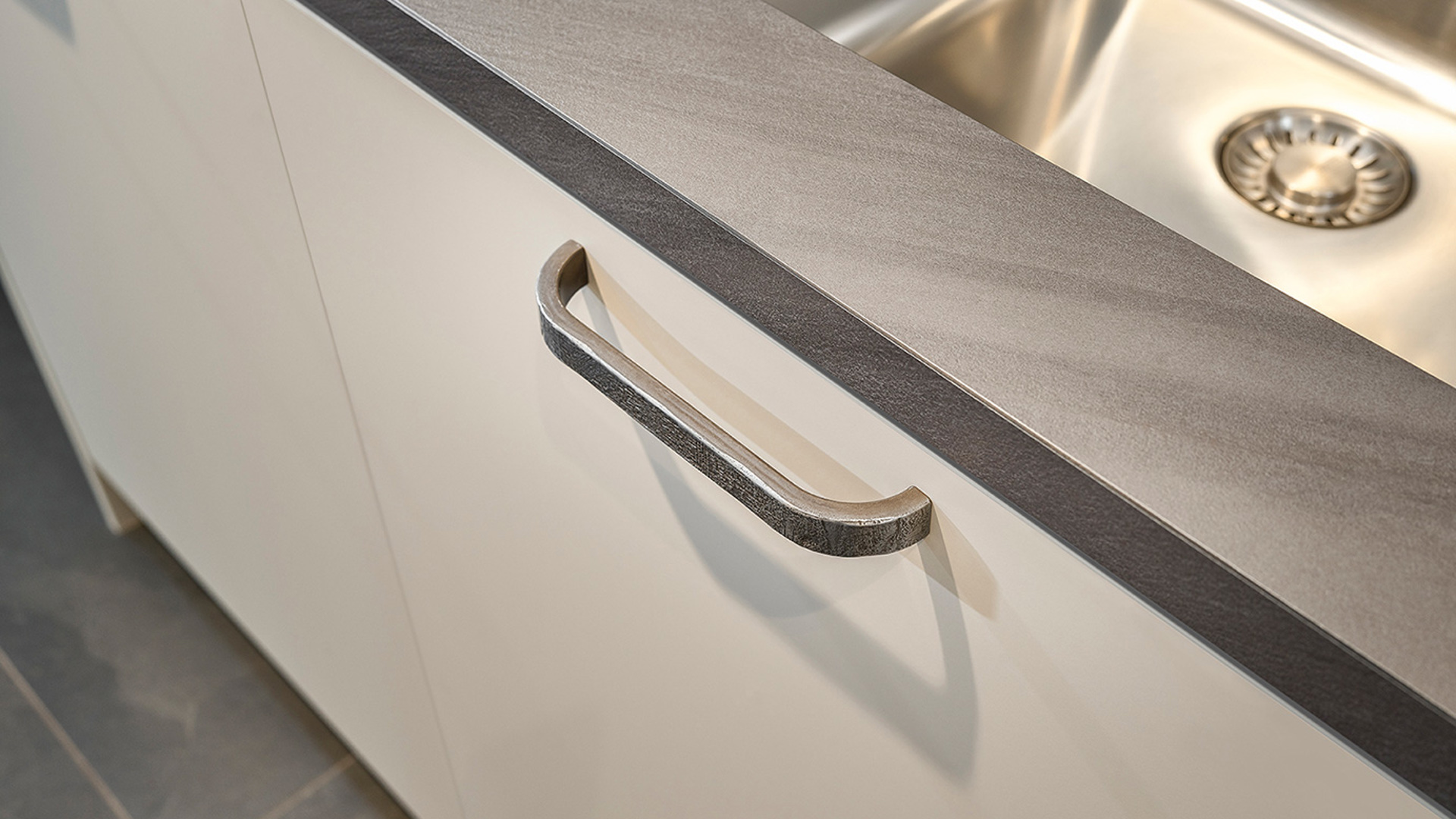 Lichte parallel keuken met handgrepen