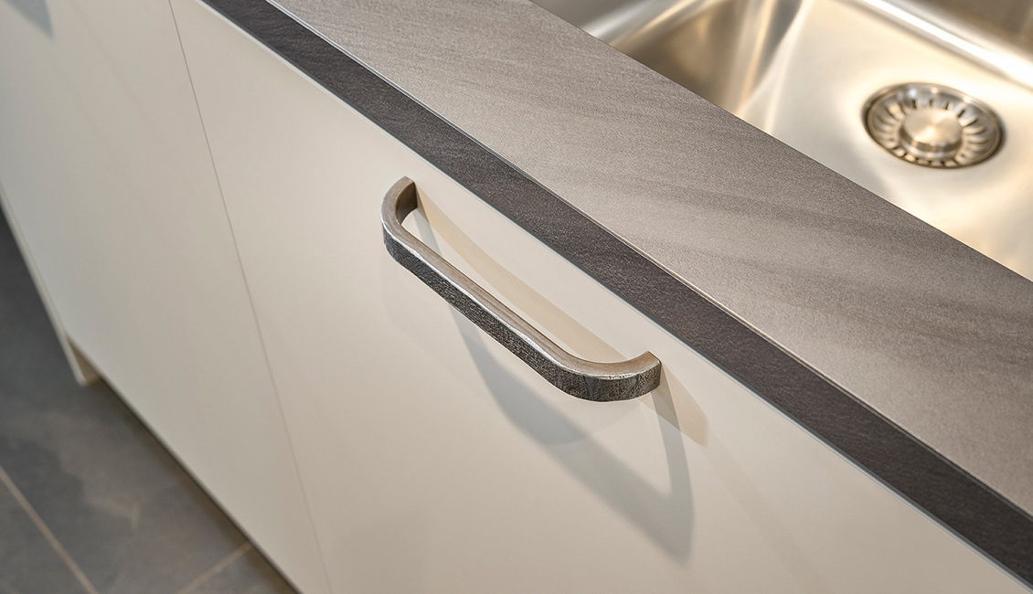 Lichte parallel keuken met handgrepen