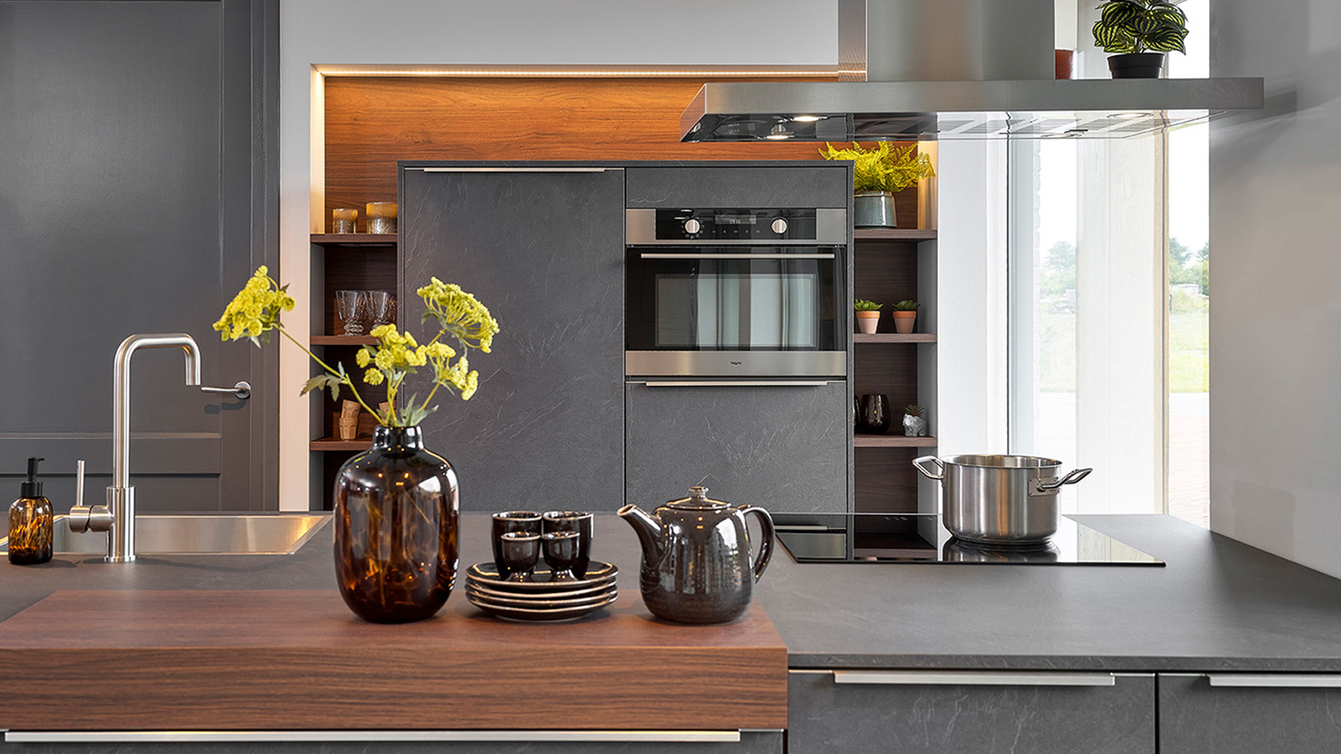 Steengrijze keuken met hout accenten