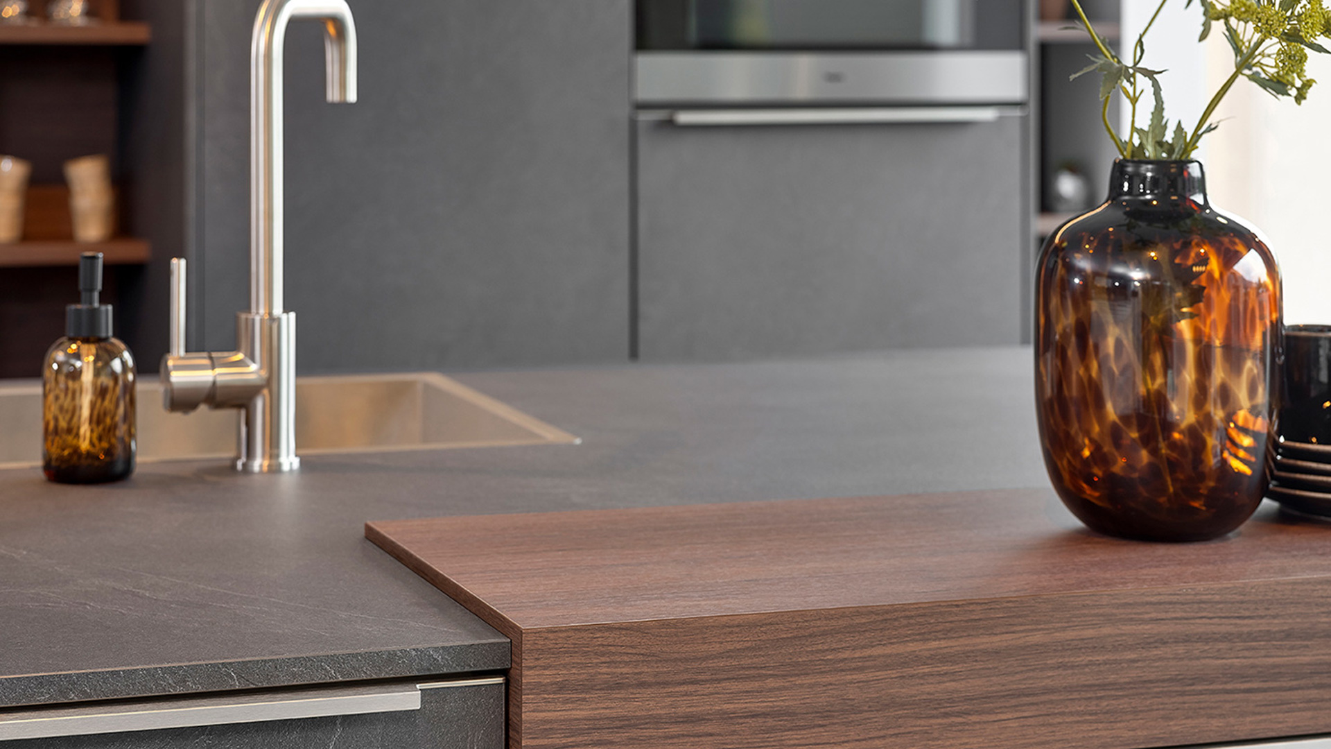 Steengrijze keuken met hout accenten