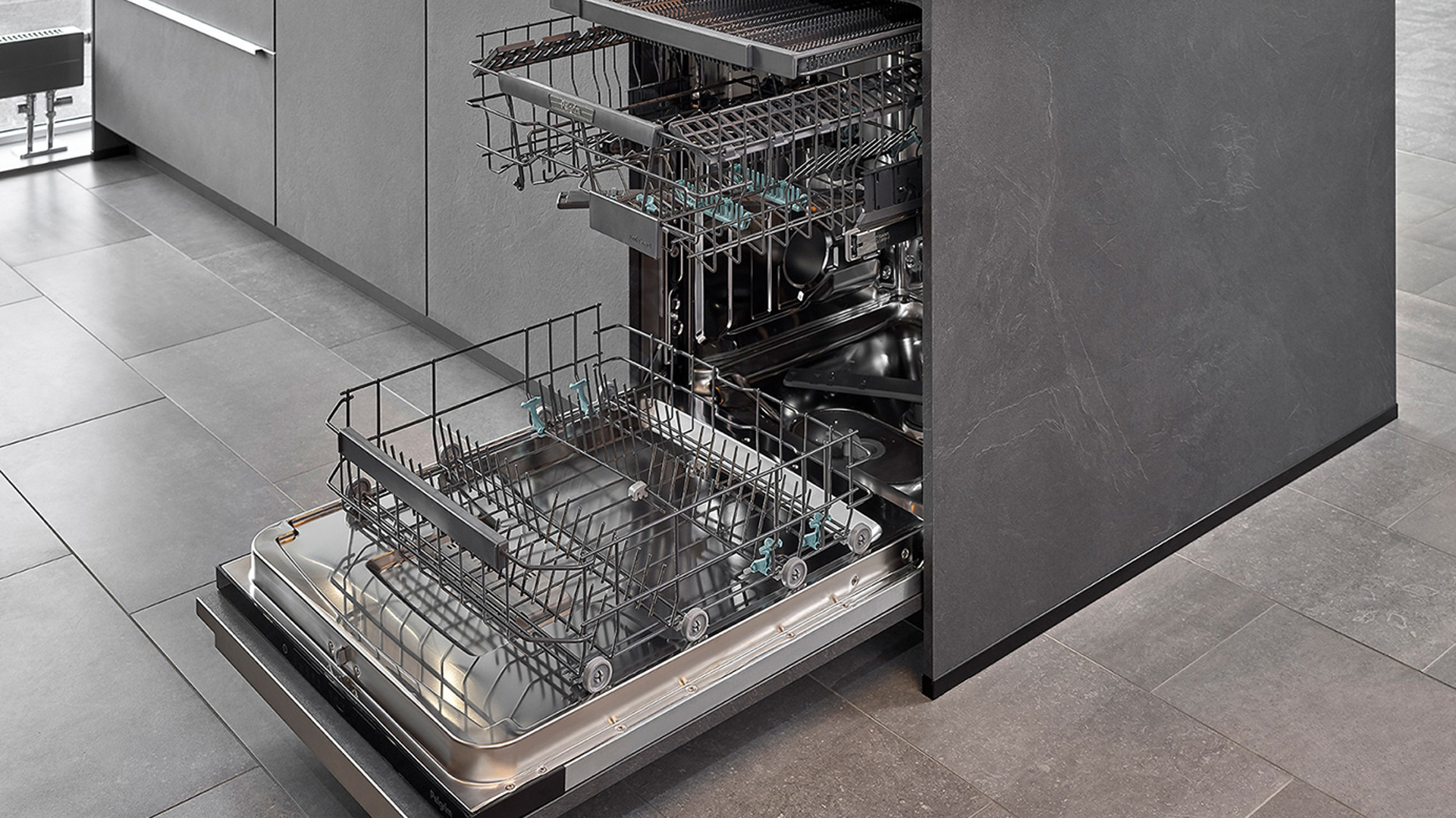 Steengrijze keuken met vaatwasmachine