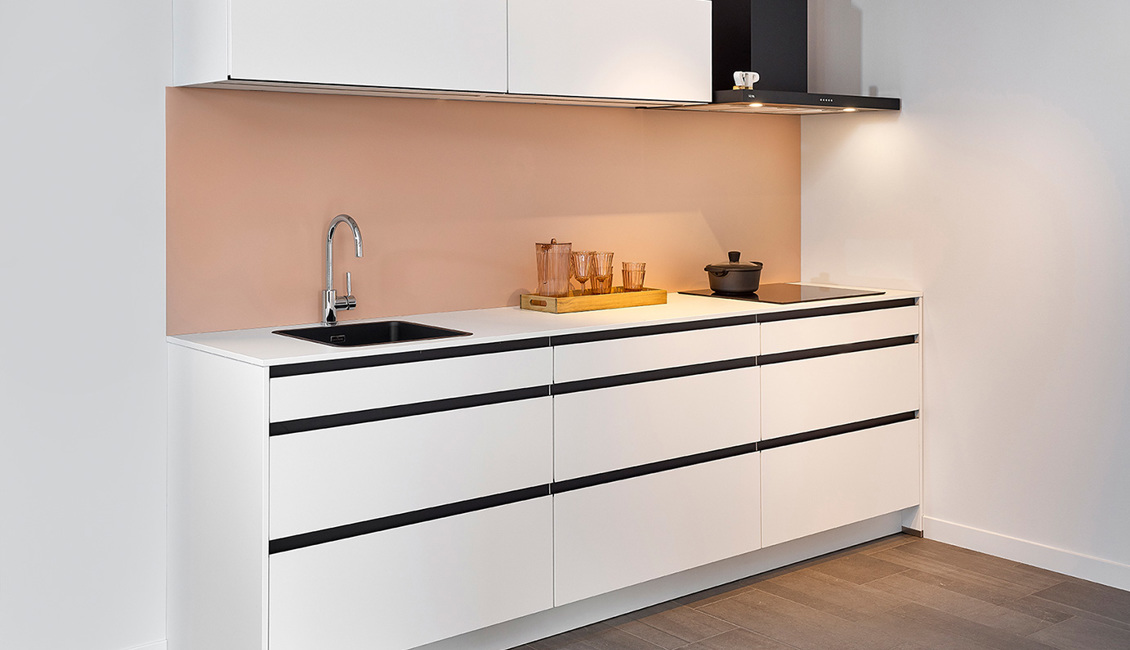 Witte parallel keuken met zwarte greeplijsten