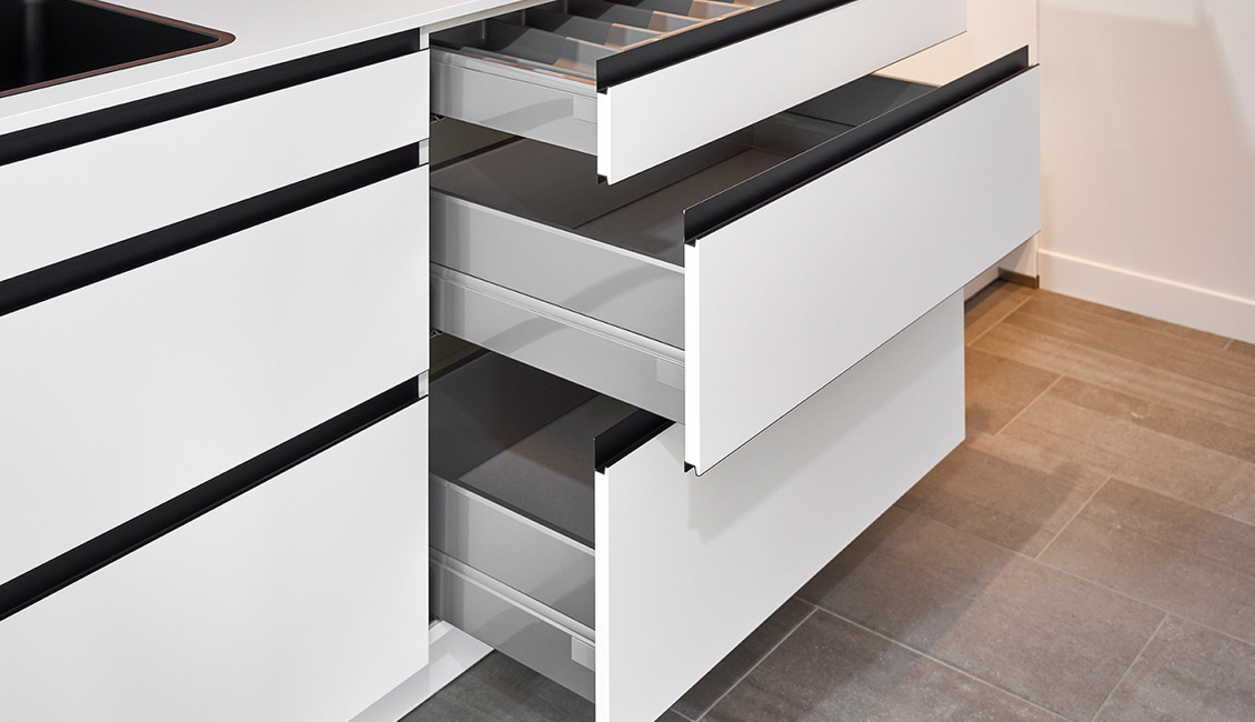 Witte parallel keuken met keukenladen