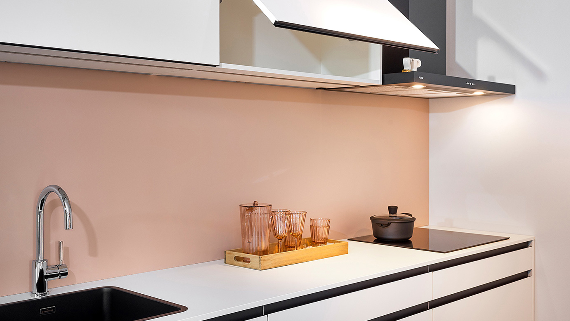 Witte parallel keuken met bovenkastjes