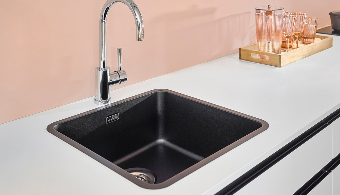 Witte parallel keuken met spoelbak