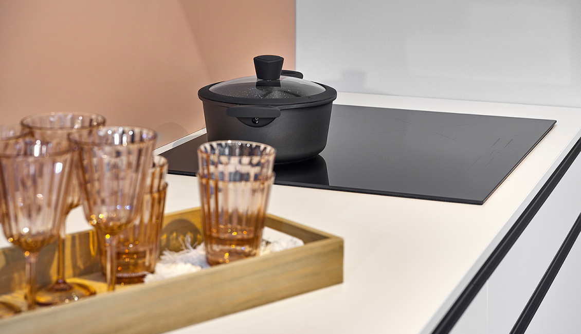 Witte parallel keuken met inductiekookplaat