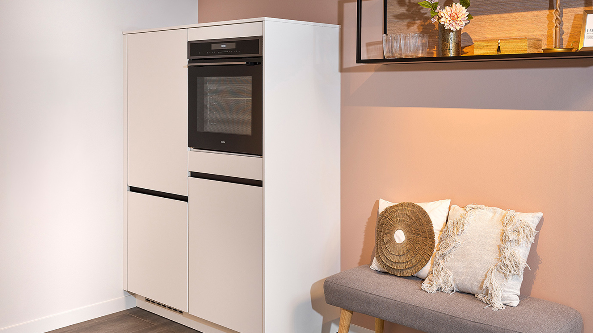 Witte parallel keuken met inbouwapparatuur