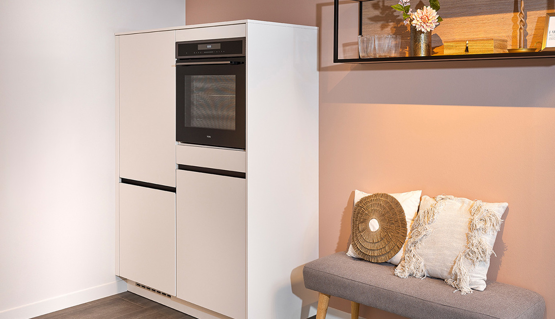 Witte parallel keuken met inbouwapparatuur