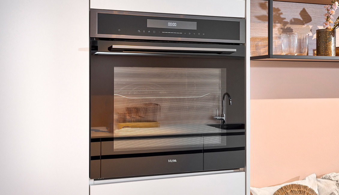 Witte parallel keuken met oven