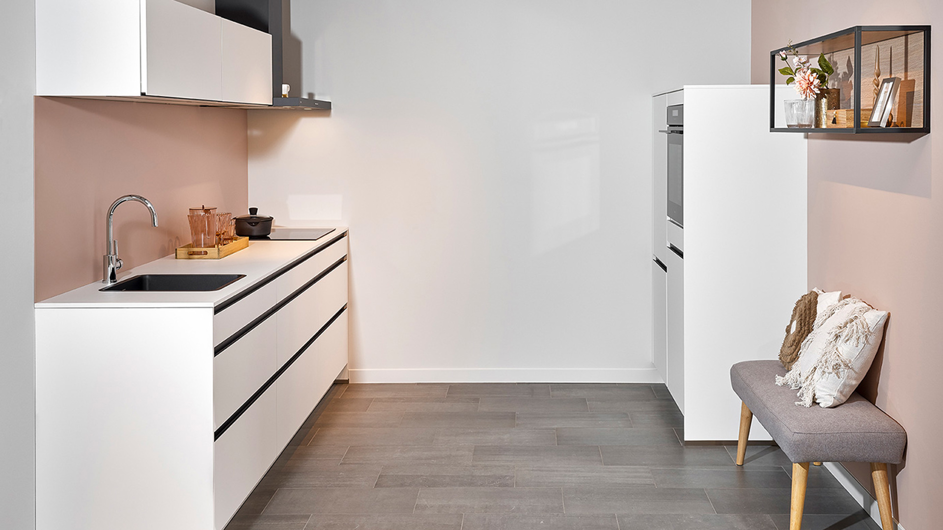 Witte parallel keuken met zwarte greeplijsten