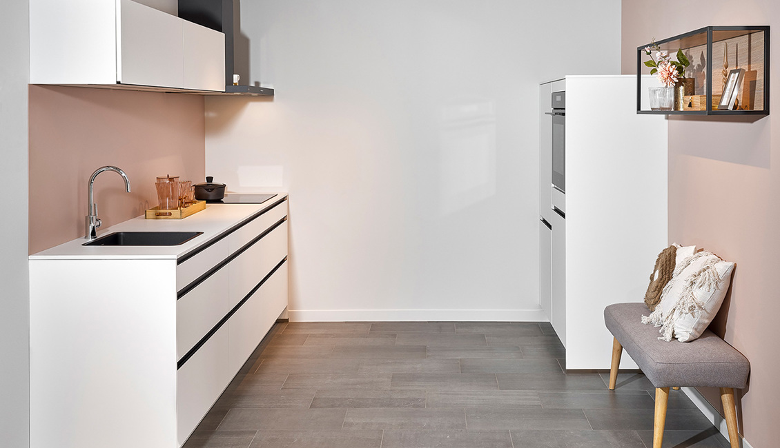 Witte parallel keuken met zwarte greeplijsten