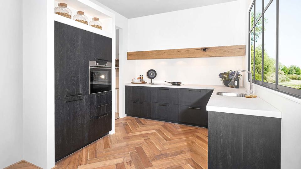 Zwarte houten hoekkeuken met kastenwand