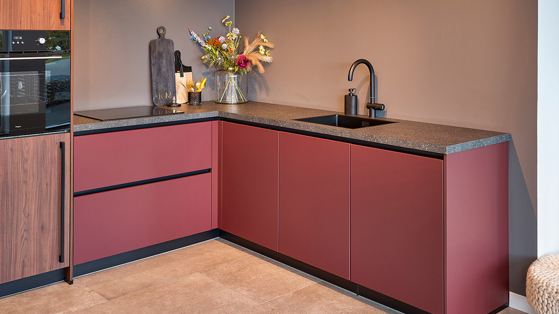 Roestrode keuken met houten kasten